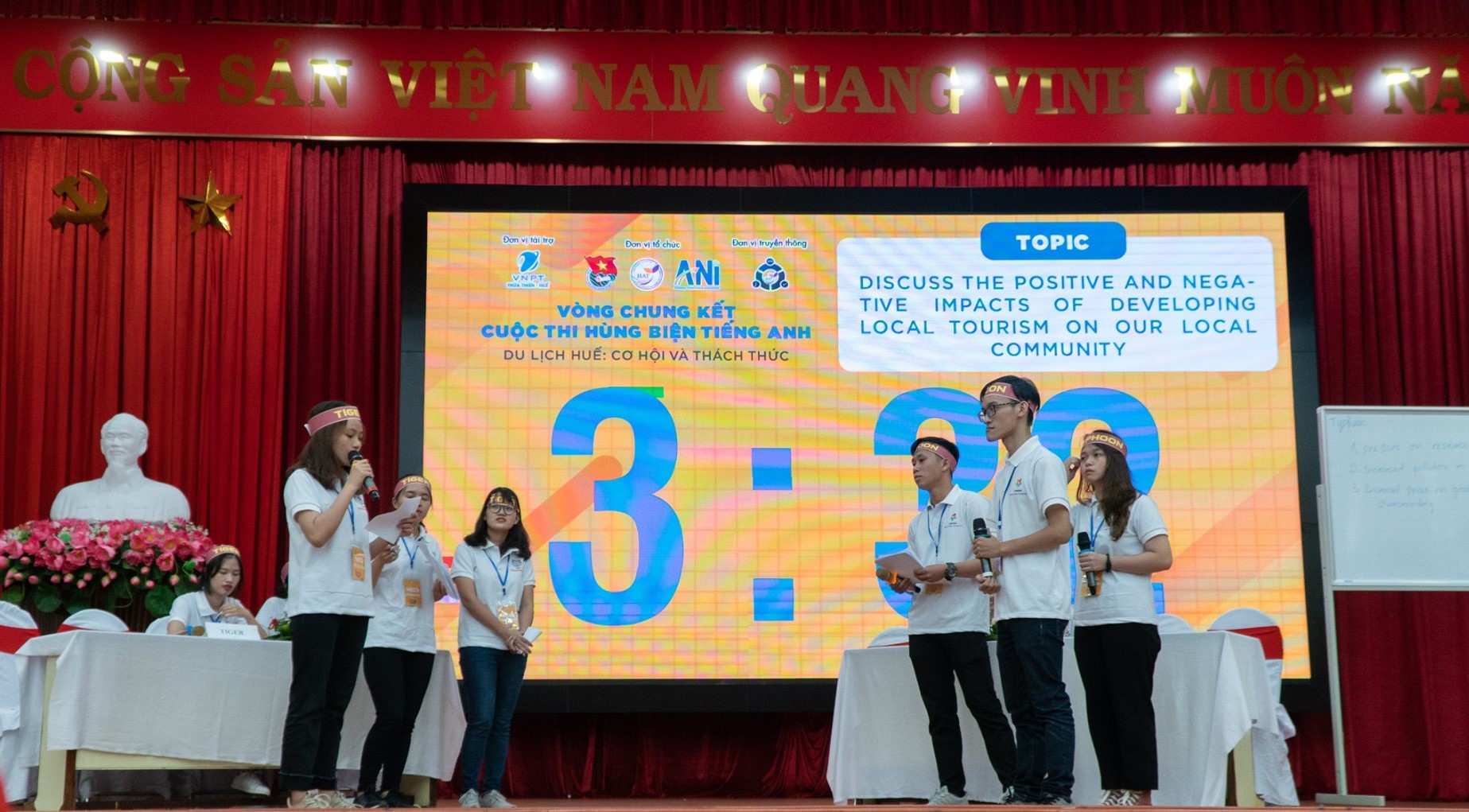 Sinh viên trường du lịch - thi hùng biện tiếng anh
