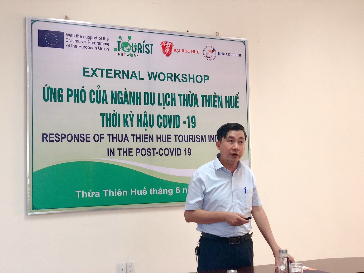 Hình 2: Ông Nguyễn Văn Phúc - Phó giám đốc Sở Du lịch Thừa Thiên Huế trình bày cáo cáo, nhận định và dự đoán thị trường Du lịch Việt Nam và Thừa Thiên Huế trước tác động to lớn của đại dịch COVID-19